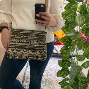 EUC sakroots crossbody bag with adjustable straps and lots of pockets